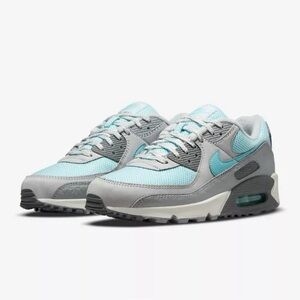 Men’s Nike Air Max size 6.5—Women’s size 8